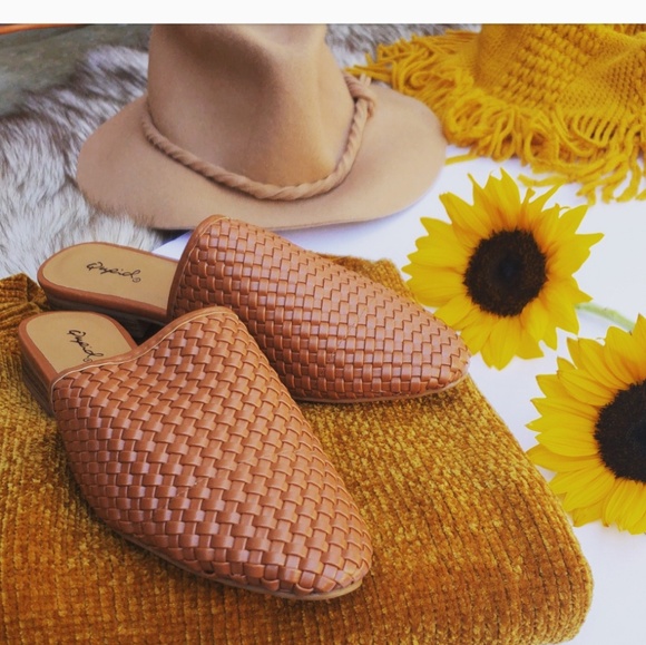 🆕️//The Clementine// Cognac woven Mule/Flats - Picture 4 of 8